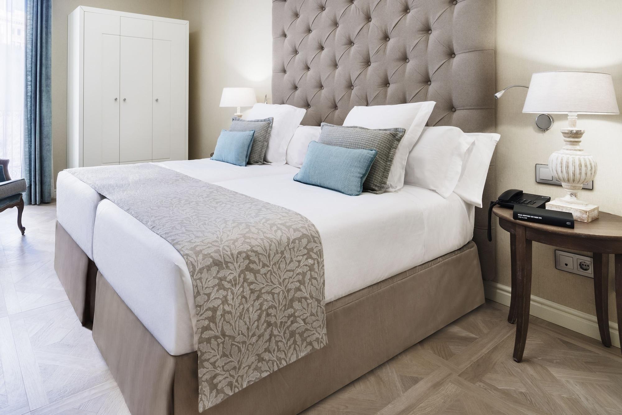 Lamaro Hotel Барселона Екстериор снимка A bed with a bed skirt