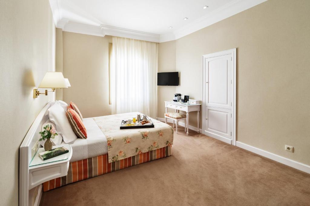 Lamaro Hotel Барселона Екстериор снимка A room at the hotel