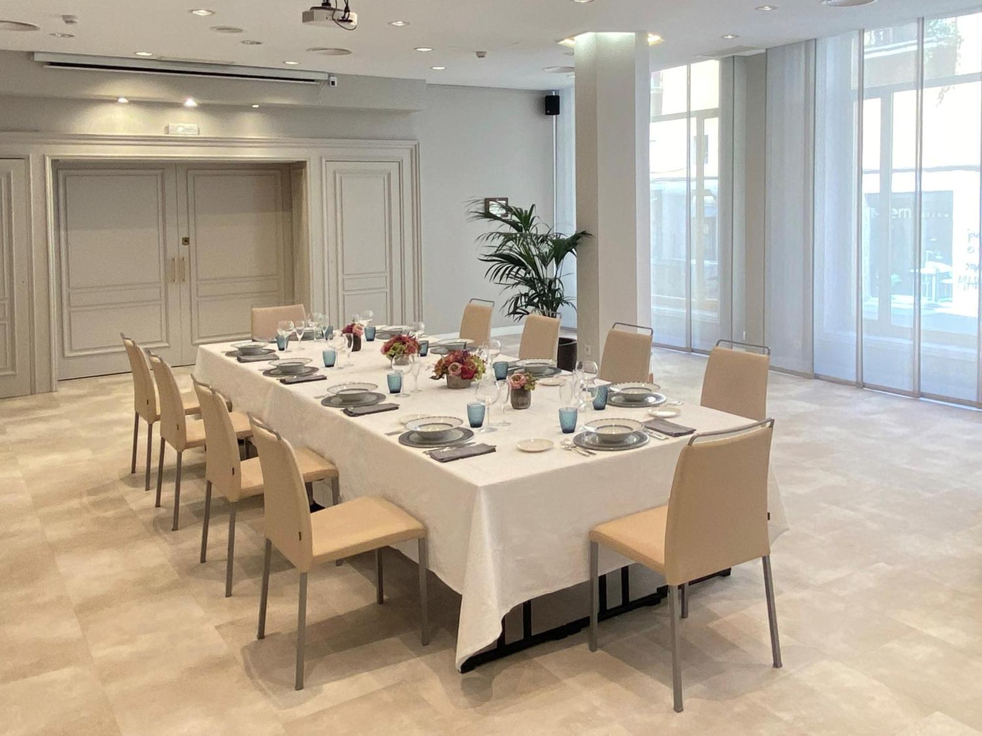 Lamaro Hotel Барселона Екстериор снимка The dining room at the Royal Society