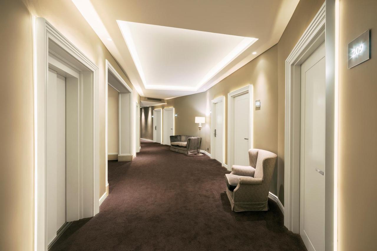 Lamaro Hotel Барселона Екстериор снимка A corridor
