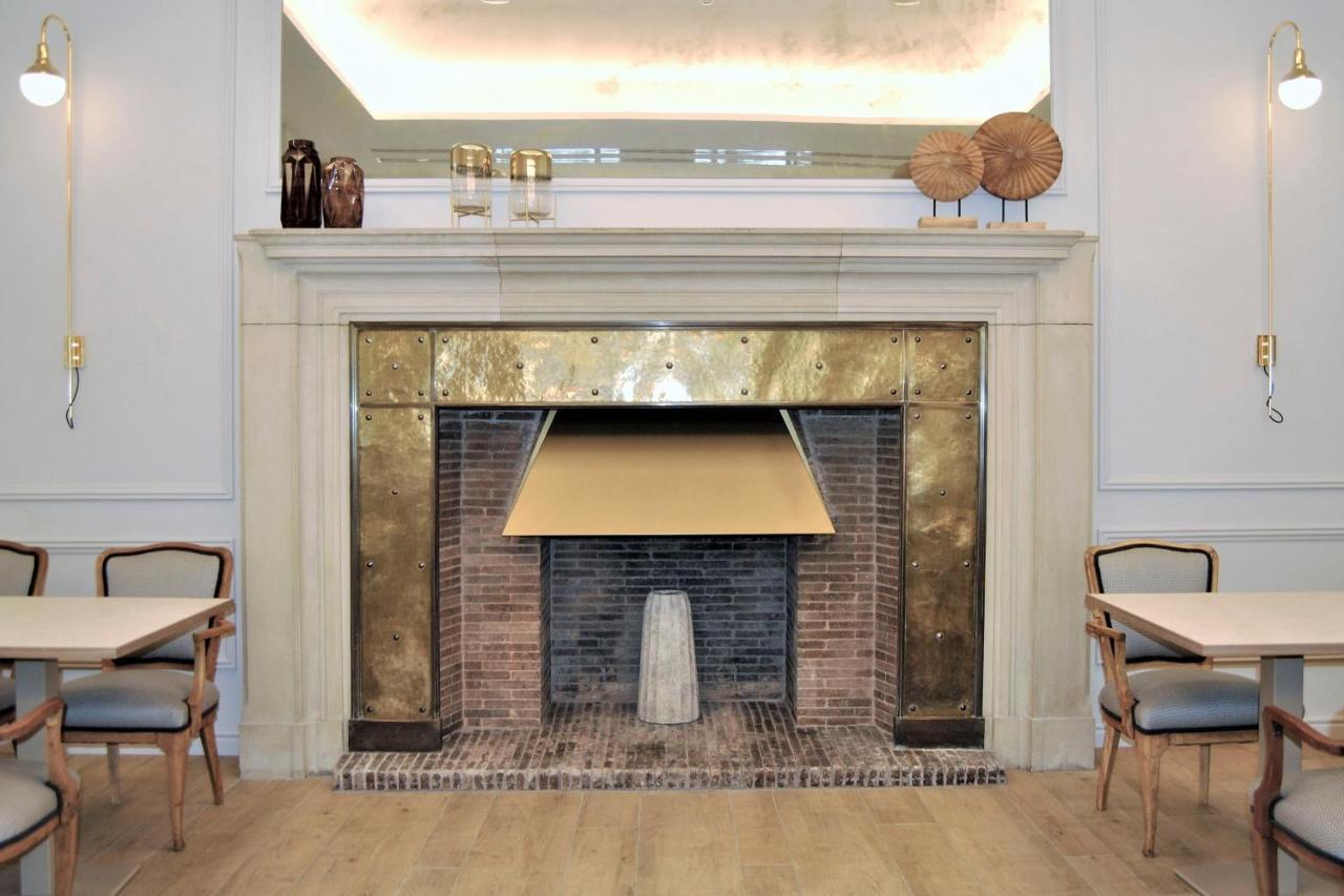 Lamaro Hotel Барселона Екстериор снимка The fireplace in the lobby