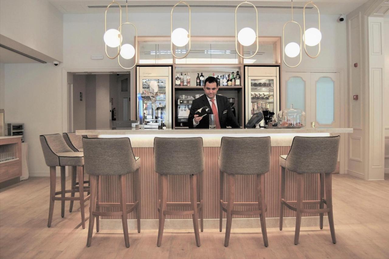 Lamaro Hotel Барселона Екстериор снимка The bar at the new lounge